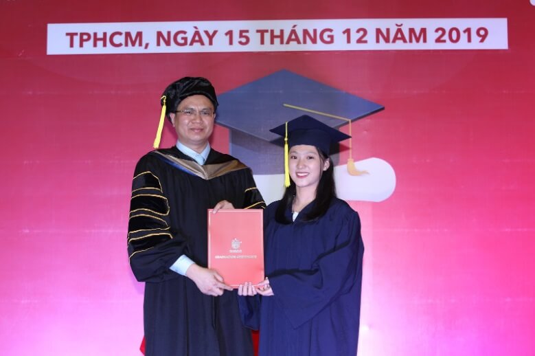 trao bằng tốt nghiệp cho học sinh