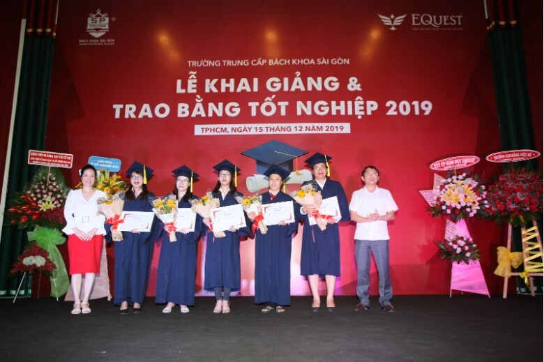 trao quà cho đại biểu