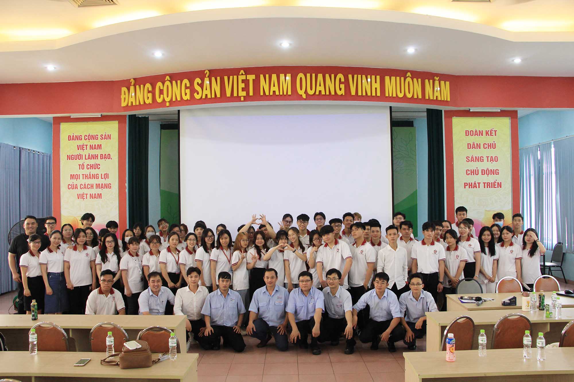 sinh vien nhom nganh kinh te tham quan cong ty co phan bot giat lix 6