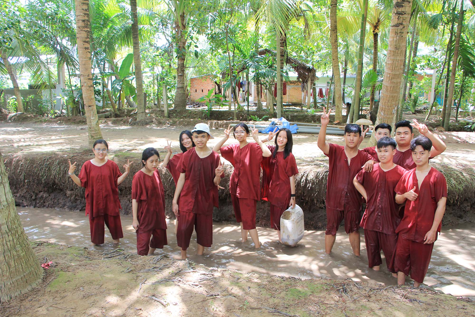 sinh vien bach khoa sai gon quay het minh voi chien dich miet vuon tai ben tre 14