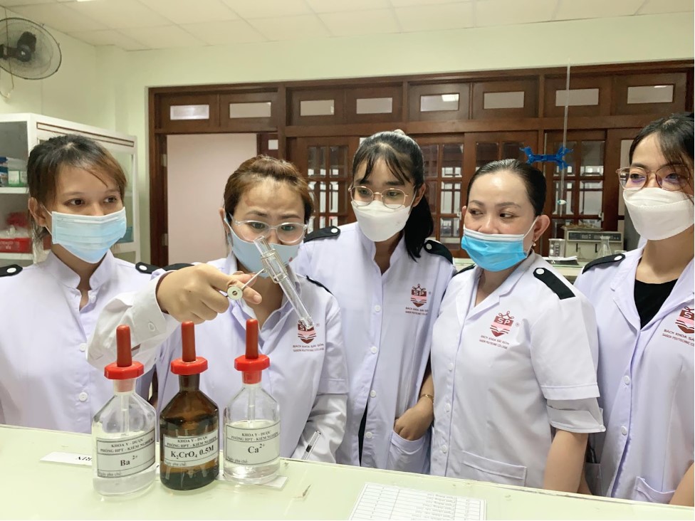 Sinh viên ngành Dược thực hành bào chế thuốc 