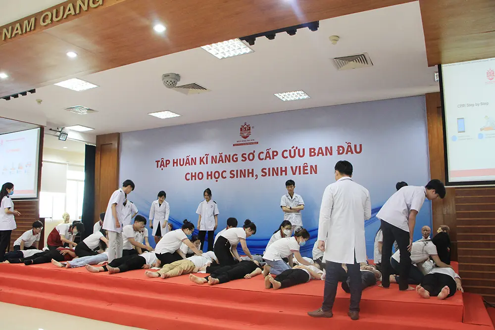 Trang bị kỹ năng sơ cấp cứu ban đầu cho học sinh, sinh viên