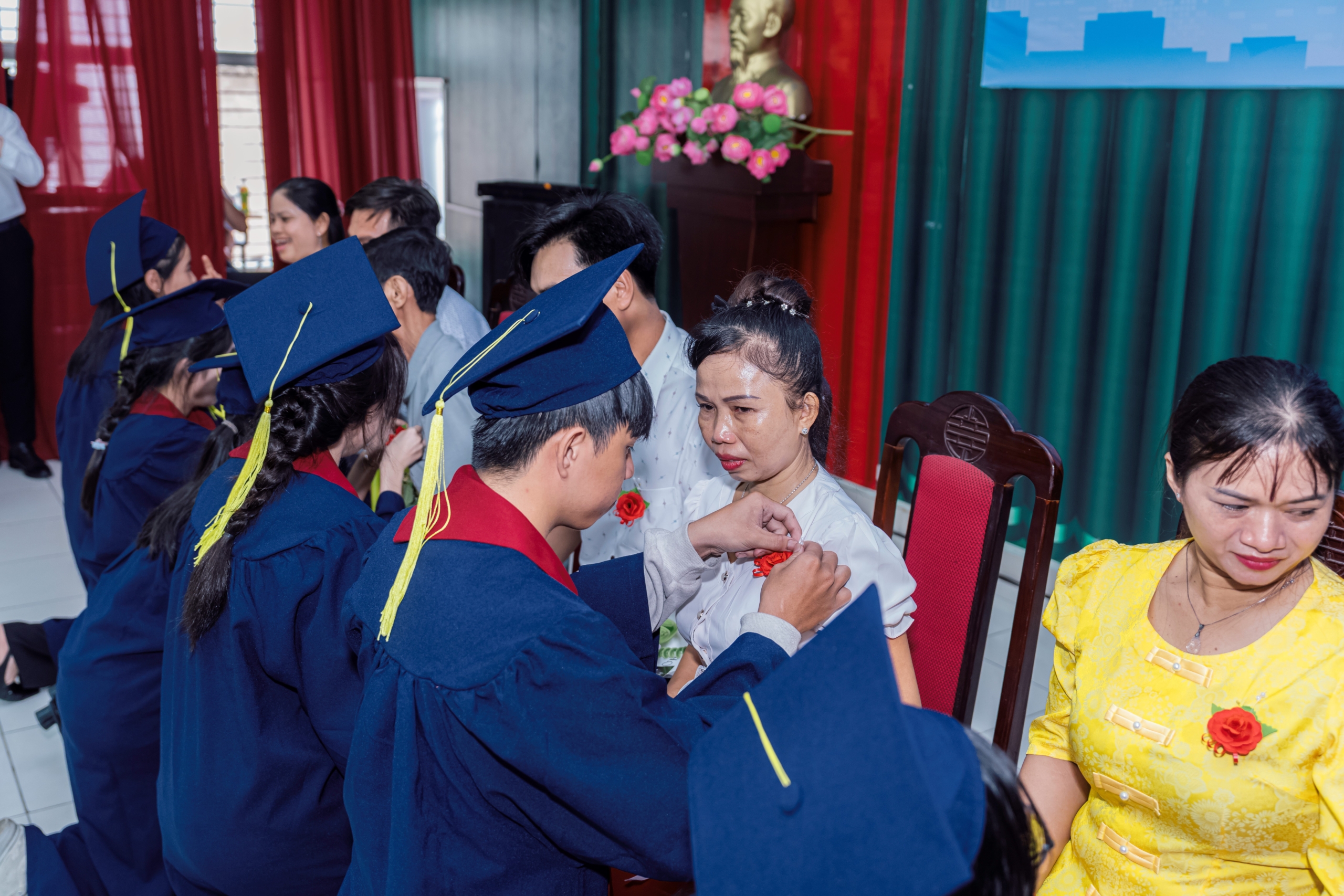 Nghi thức cài hoa tri ân