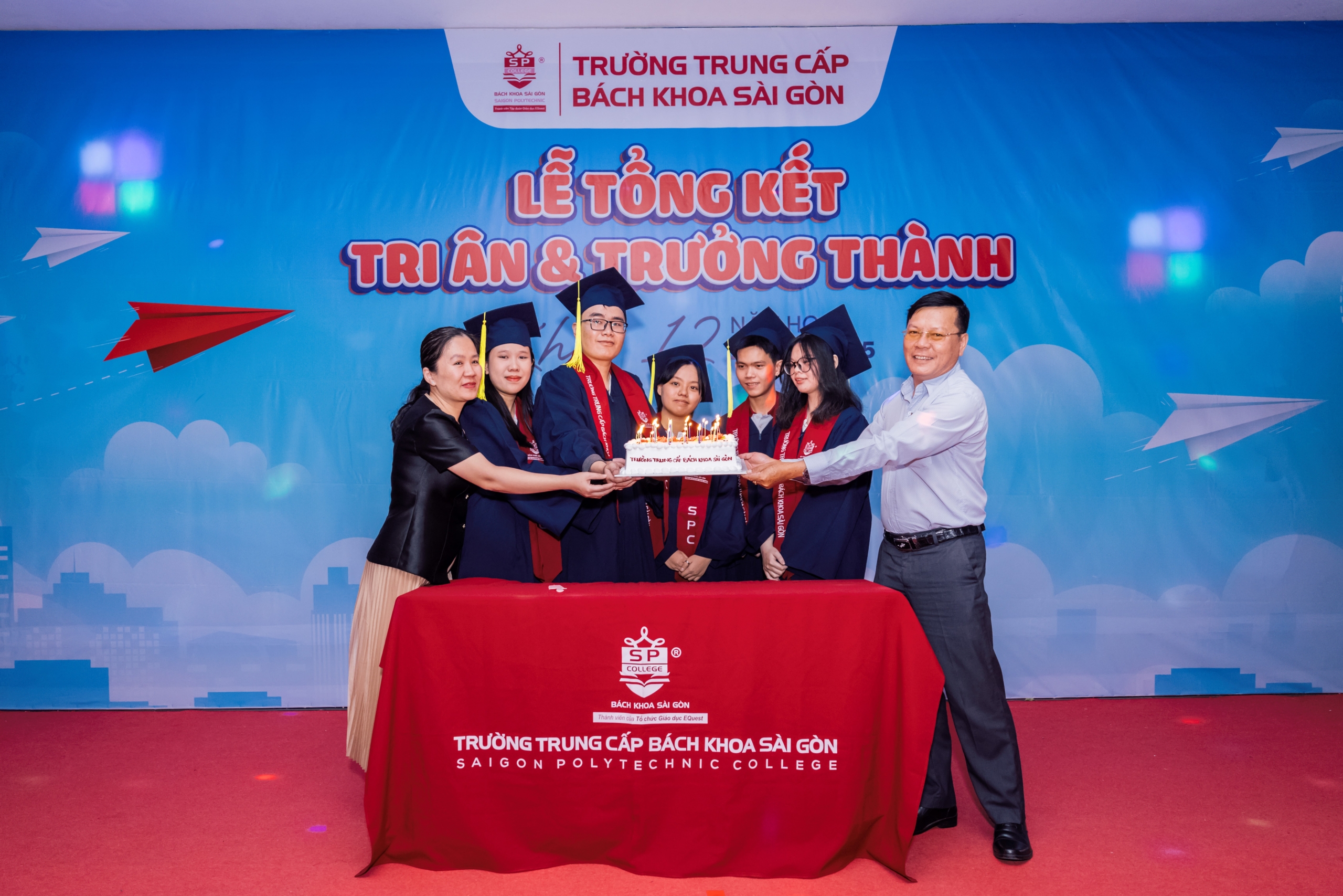 Đại diện khối 12 cắt bánh thổi nến lễ trưởng thành