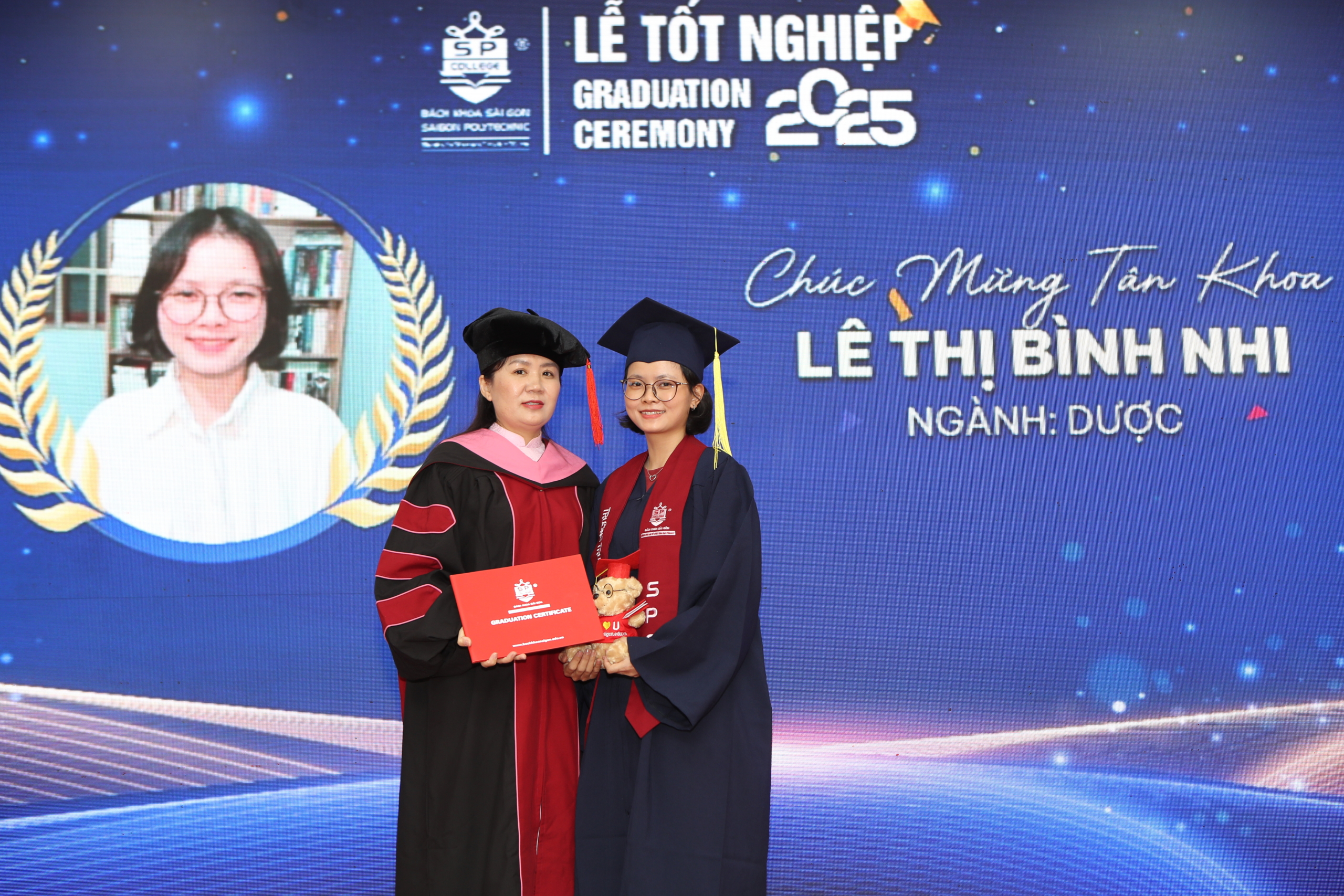 Hinh trao bang scaled