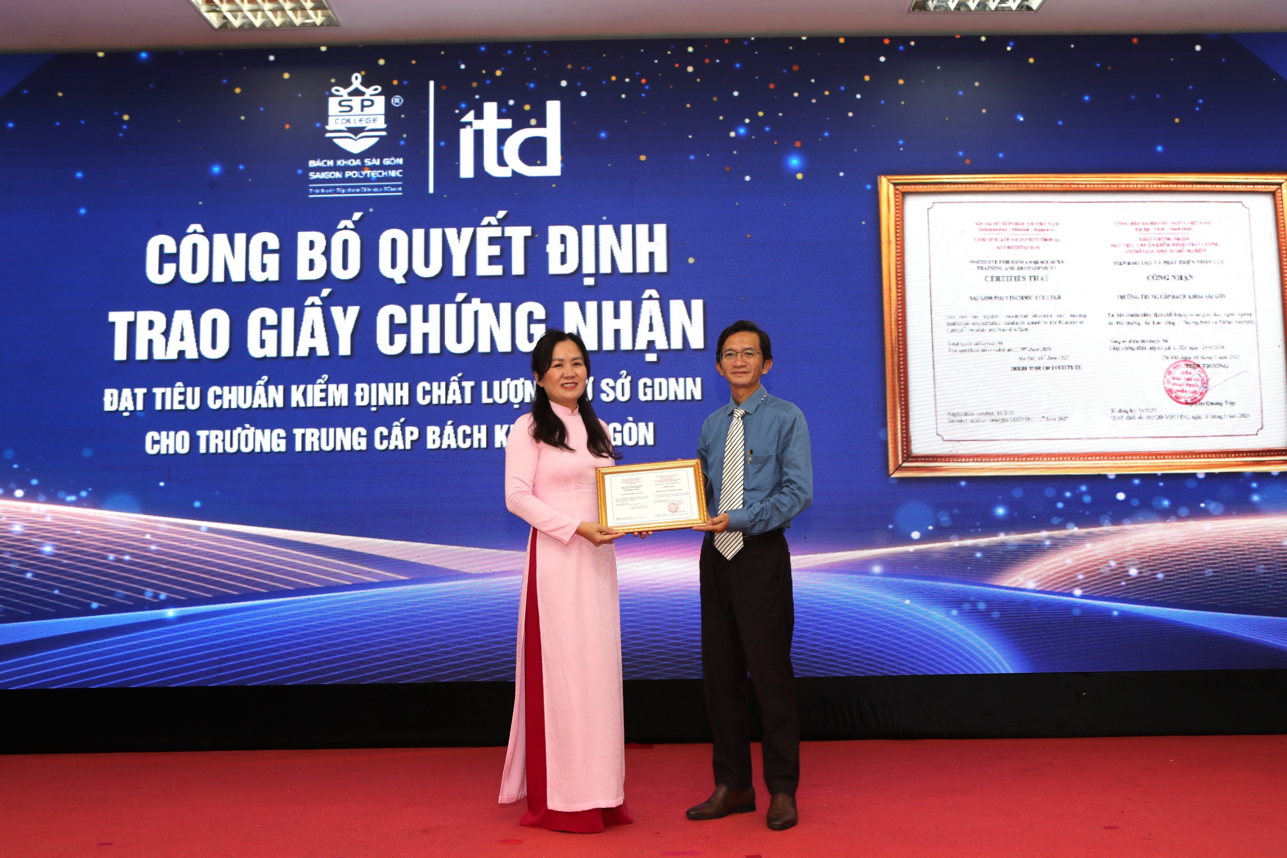 Trao giay chung nhan dat kiem dinh scaled
