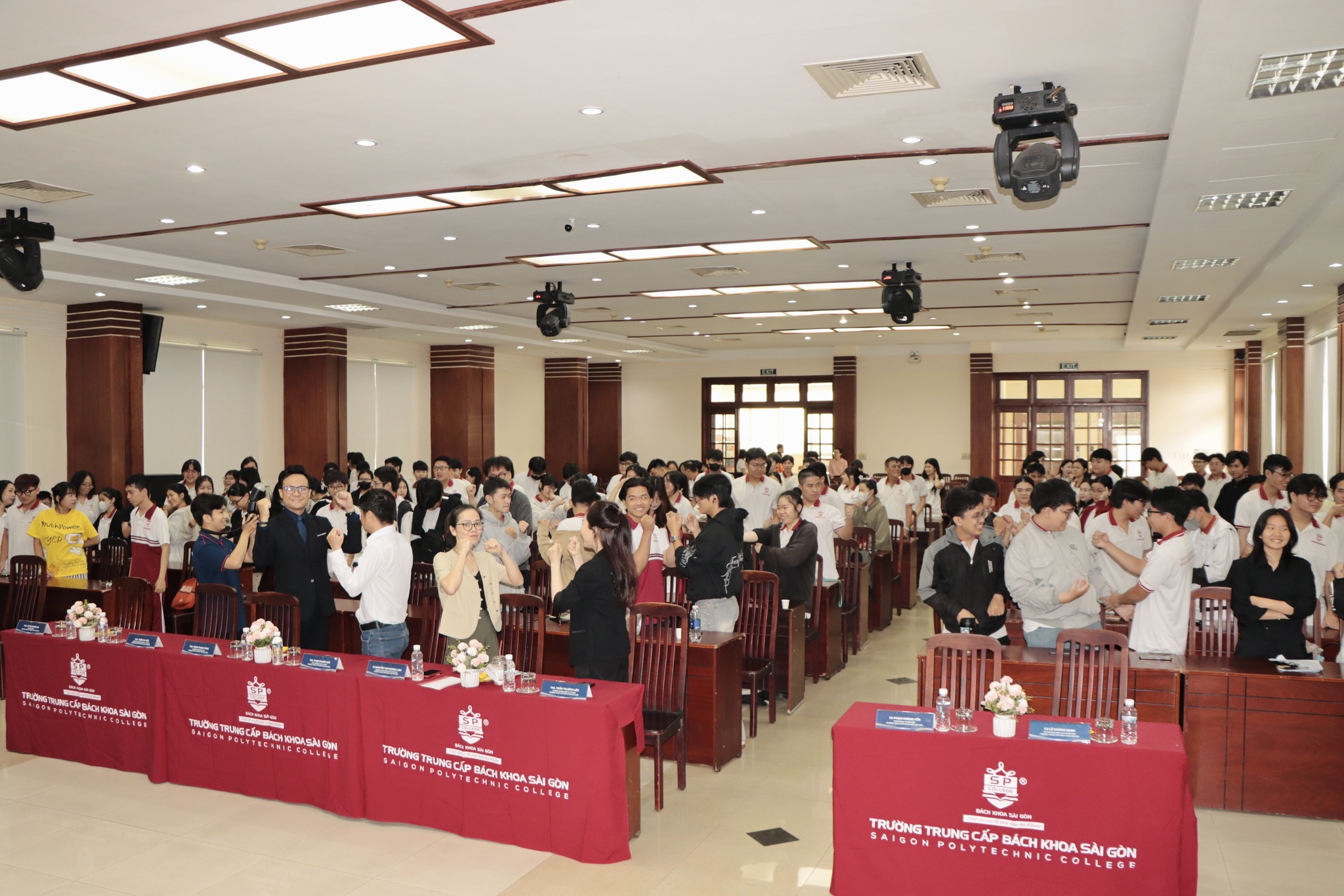 Talkshow “Hành trang nghề nghiệp – Mở cửa tương lai” | SPC Gò Vấp (11/12) 4 talkshow hanh trang nghe nghiep mo cua tuong lai spc go vap 11 12 6